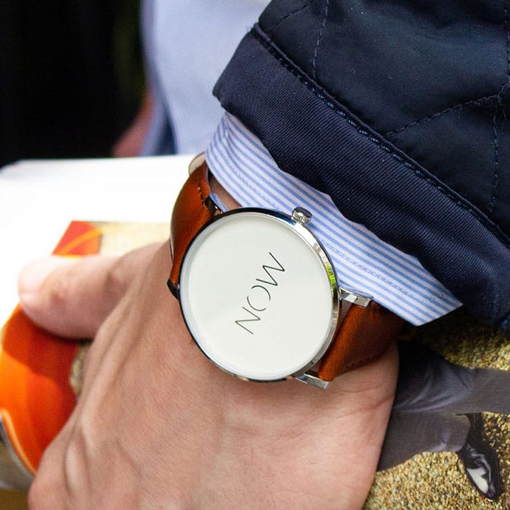 Herenpols met een Cognac Watch Now Bold Collection
